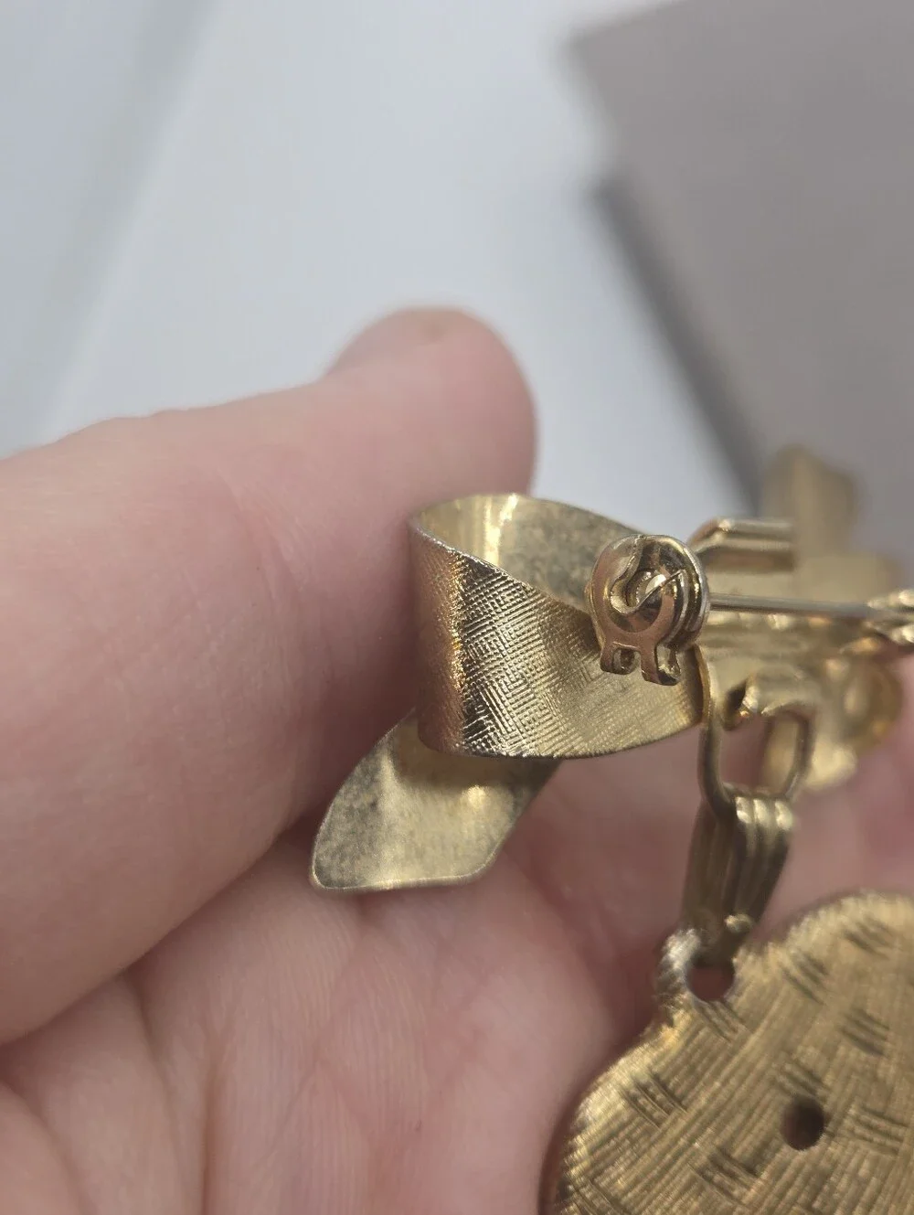 Vintage Gold Dangling Heart Bow Photo Brooch Pin VTG PTL Locket Shape Romantic